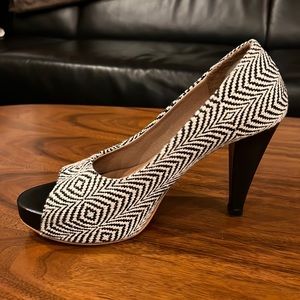 Handcrafted heels. Chiangmai artist. B&W woven herringbone upper. Leather.